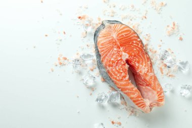 Taze çiğ somon ve beyaz arka planda baharatlar.