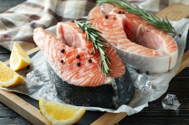 Ahşap masada somon pişirme kavramı