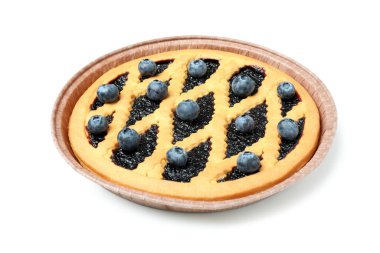 Beyaz arka planda izole edilmiş lezzetli yaban mersinli turta