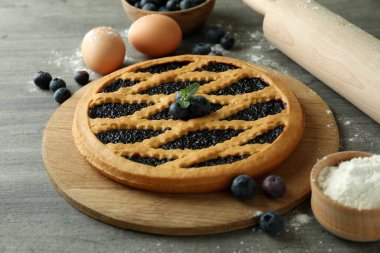 Gri dokulu arka planda yabanmersinli turta pişirme kavramı