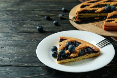 Kırsal ahşap arka planda lezzetli yaban mersinli turta