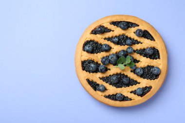 Menekşe arkaplanda lezzetli yaban mersinli turta.