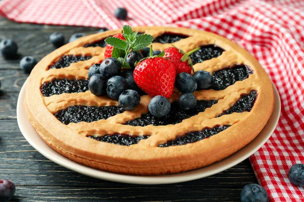 Delicioso Pastel Arándanos Sobre Fondo Rústico Madera Con Toalla Cocina — Foto de Stock