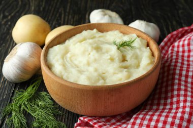 Tahta masada patates püresi ile lezzetli yemek kavramı