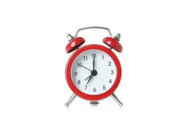 Beyaz arkaplanda kırmızı alarm saati izole edildi