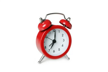 Beyaz arkaplanda kırmızı alarm saati izole edildi