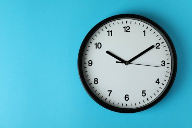 Mavi arkaplanda standart siyah ofis saati