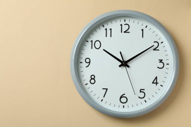 Bej arka planda standart gri ev saati