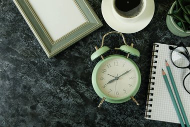 Siyah dumanlı arka planda alarmlı işyeri kavramı