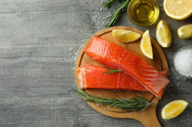 Gri dokulu masada somon pişirme kavramı