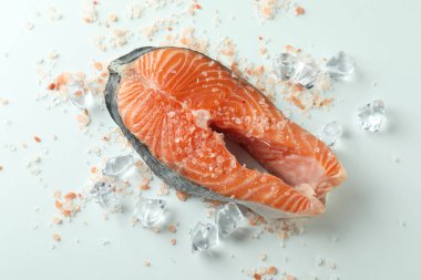 Taze çiğ somon ve beyaz arka planda baharatlar.