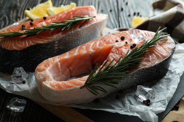 Ahşap masada somon pişirme kavramı