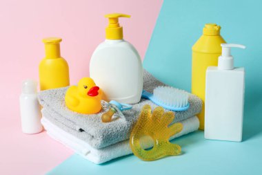 İki tonlu bebek hijyeni aksesuarları.