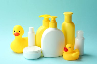 Mavi arka planda farklı bebek hijyeni aksesuarları.