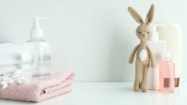 Beyaz arka planda farklı bebek hijyeni aksesuarları