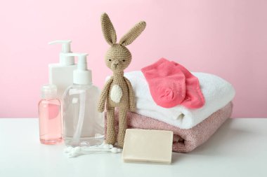 Beyaz masada farklı bebek hijyeni aksesuarları.