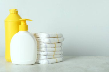 Beyaz desenli masadaki bebek hijyeni aksesuarları.