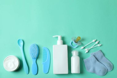 Arka planda farklı bebek hijyeni aksesuarları