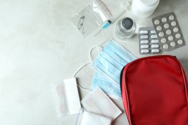 Beyaz desenli masaya ilk yardım çantası.