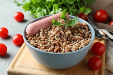 Gri masada karabuğdaylı lezzetli yemek kavramı