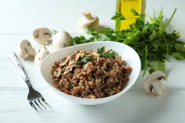 Tahta masada karabuğdaylı lezzetli yemek kavramı
