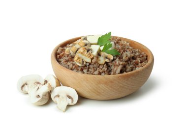 Beyaz arka planda izole edilmiş lezzetli karabuğday.