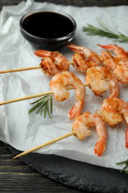 Köy ahşap arka planda lezzetli ızgara karidesler.
