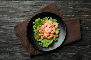 Kırsal ahşap arka planda ızgara karides tabağı