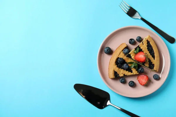 Konzept Des Leckeren Essens Mit Blaubeerkuchen Auf Blauem Hintergrund — Stockfoto