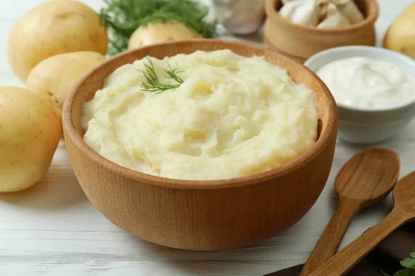 Konzept Des Schmackhaften Essens Mit Kartoffelpüree Auf Weißem Holztisch — Stockfoto