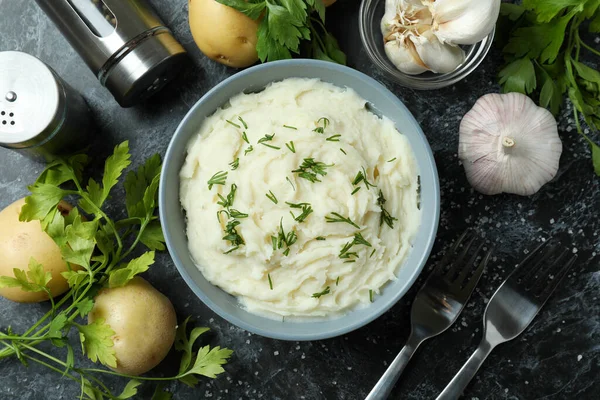 Konzept Des Schmackhaften Essens Mit Kartoffelpüree Auf Schwarzem Rauchtisch — Stockfoto