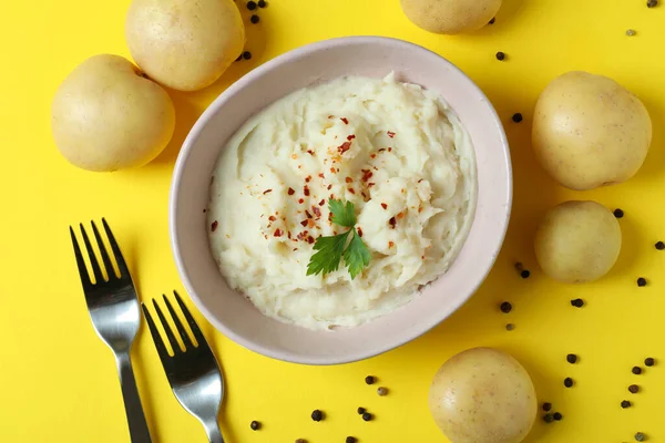 Prato Purê Batatas Ingredientes Sobre Fundo Amarelo — Fotografia de Stock