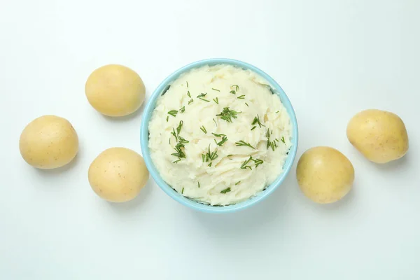 Teller Mit Kartoffelpüree Und Zutaten Auf Weißem Hintergrund — Stockfoto