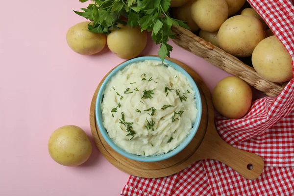 Pembe Arka Planda Patates Püresiyle Lezzetli Yemek Kavramı — Stok fotoğraf