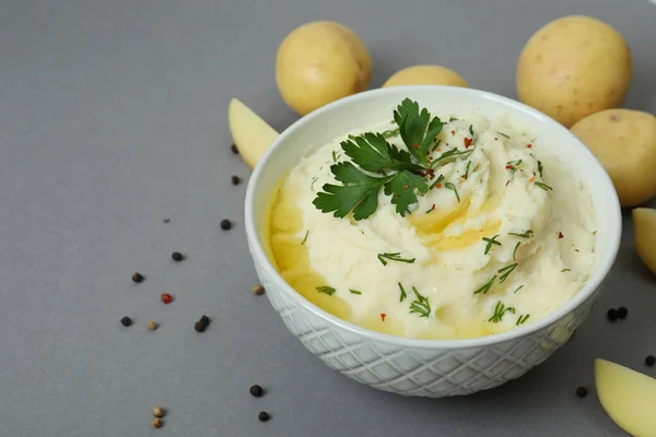 Schüssel Mit Kartoffelpüree Und Zutaten Auf Grauem Hintergrund — Stockfoto