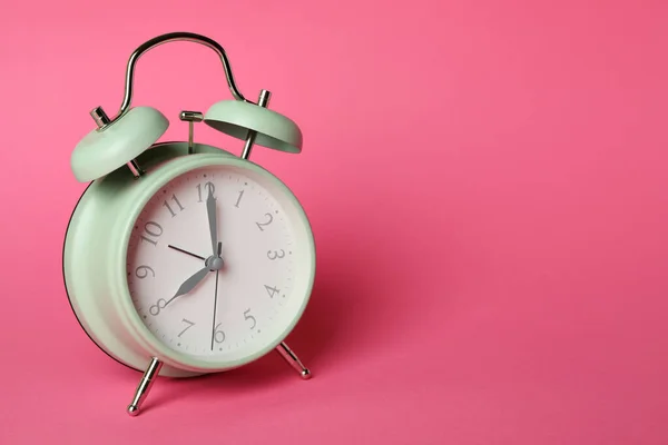 ピンクの背景にスタイリッシュなミント目覚まし時計 — ストック写真