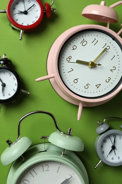 Diferentes Relojes Alarma Multicolor Sobre Fondo Verde —  Fotos de Stock