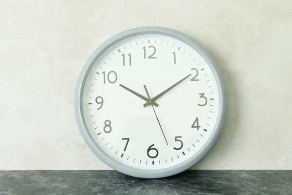 Reloj Gris Estándar Contra Fondo Blanco Texturizado —  Fotos de Stock