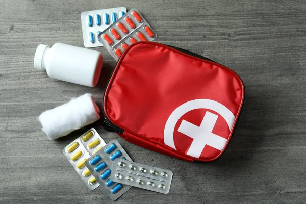 Trousse Médicale Premiers Soins Sur Table Texturée Grise — Photo