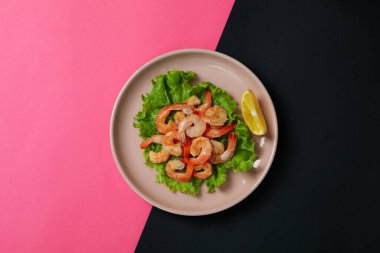 İki tonlu ızgara karides tabağı.