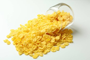 Beyaz arka planda mısır gevreği olan kavanoz.