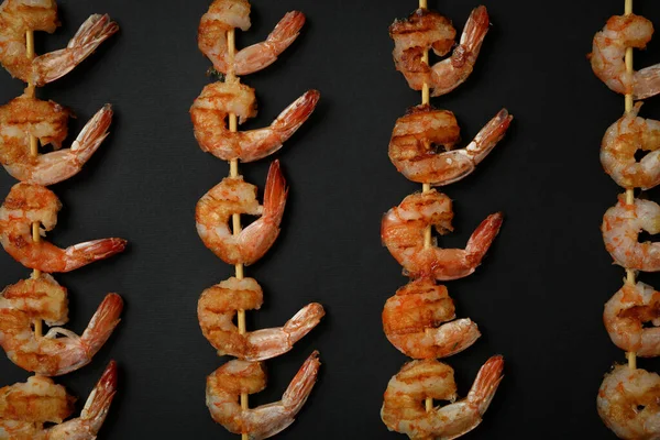 Deliciosas Brochetas Camarones Parrilla Sobre Fondo Negro —  Fotos de Stock