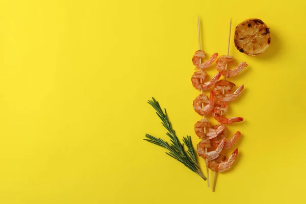 黄色背景的味道鲜美烤虾仁 — 图库照片
