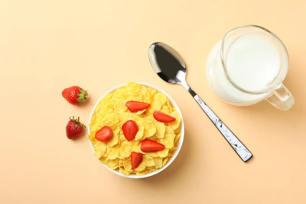 Concepto Sabroso Desayuno Con Copos Maíz Sobre Fondo Beige — Foto de Stock