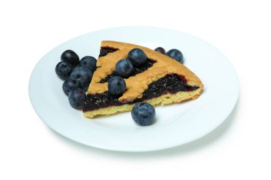 Beyaz arkaplanda yaban mersinli turta ile kaplanmış