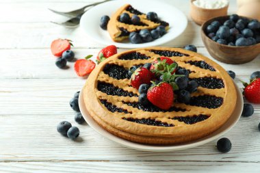 Beyaz ahşap masada yaban mersinli tatlı kavramı