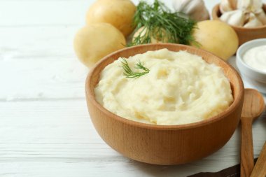 Beyaz ahşap masada patates püresi ile lezzetli yemek kavramı