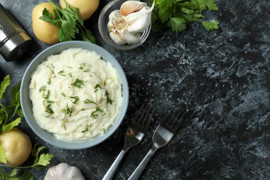 Siyah dumanlı masada patates püresiyle lezzetli yemek kavramı