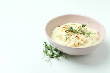 Beyaz arka planda patates püresi.