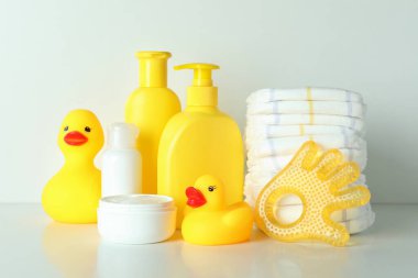 Beyaz arka planda farklı bebek hijyeni aksesuarları